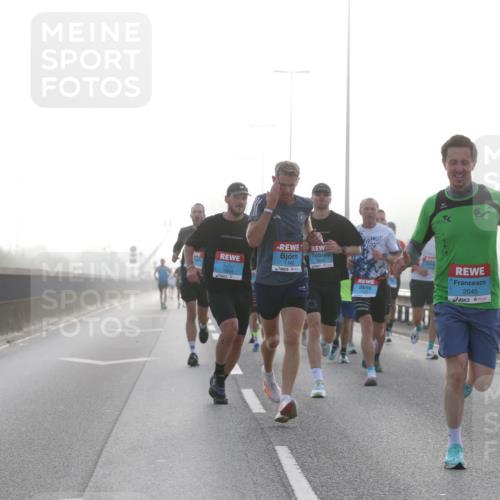 03.10.2026 - Köhlbrandbrückenlauf Jannik Wohlers http://msf.ph/oto/10704012 03.10.2026 09:13:22 Position 3 2021, 1142, 111, 2045 meine-sportfotos.de
