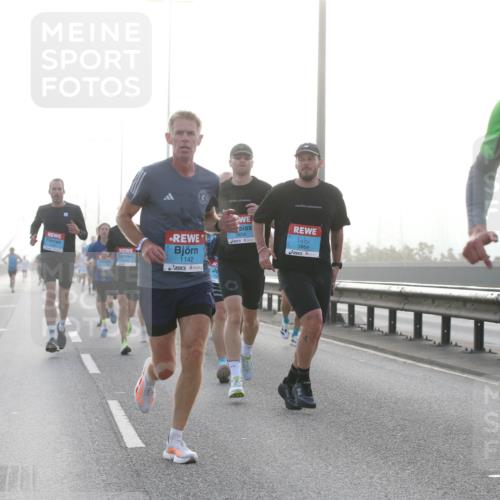 03.10.2026 - Köhlbrandbrückenlauf Jannik Wohlers http://msf.ph/oto/10704017 03.10.2026 09:13:23 Position 3 1142, 2656, 3864, 2045 meine-sportfotos.de