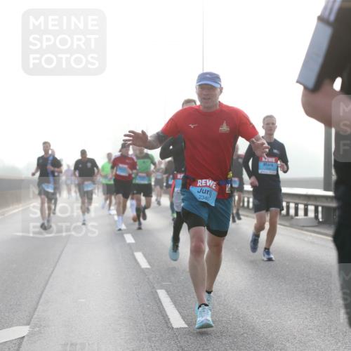 03.10.2026 - Köhlbrandbrückenlauf Jannik Wohlers http://msf.ph/oto/10704246 03.10.2026 09:14:07 Position 3 2340, 2133 meine-sportfotos.de