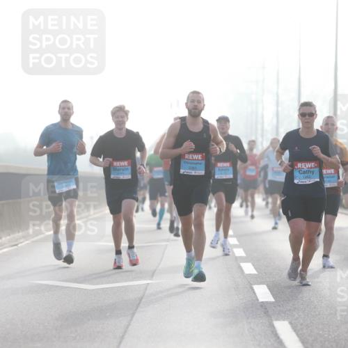 03.10.2026 - Köhlbrandbrückenlauf Jannik Wohlers http://msf.ph/oto/10704353 03.10.2026 09:14:30 Position 3 2365, 1952, 2140 meine-sportfotos.de