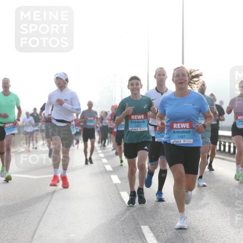 03.10.2026 - Köhlbrandbrückenlauf Jannik Wohlers http://msf.ph/oto/10704476 03.10.2026 09:15:12 Position 3 1227, 229, 1267, 3837 meine-sportfotos.de