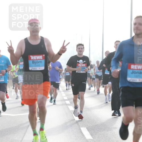 03.10.2026 - Köhlbrandbrückenlauf Jannik Wohlers http://msf.ph/oto/10704571 03.10.2026 09:15:30 Position 3 2006, 1152, 53, 1371, 2224 meine-sportfotos.de