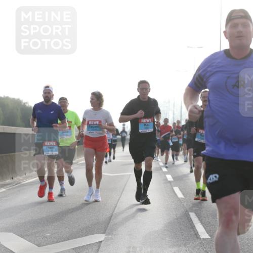 03.10.2026 - Köhlbrandbrückenlauf Jannik Wohlers http://msf.ph/oto/10704619 03.10.2026 09:15:38 Position 3 2014, 2462, 8800 meine-sportfotos.de