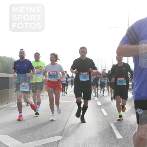 03.10.2026 - Köhlbrandbrückenlauf Jannik Wohlers http://msf.ph/oto/10704625 03.10.2026 09:15:38 Position 3 2270, 2014, 2462 meine-sportfotos.de