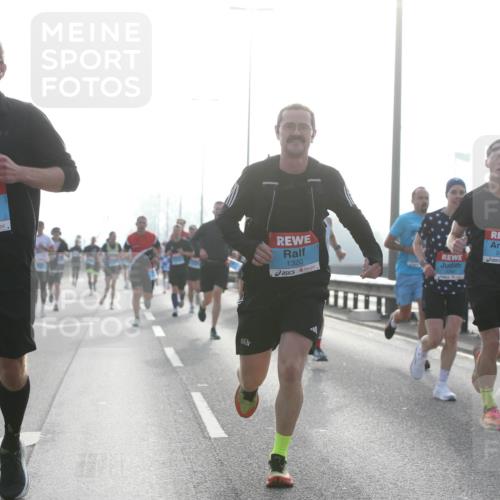 03.10.2026 - Köhlbrandbrückenlauf Jannik Wohlers http://msf.ph/oto/10704648 03.10.2026 09:15:40 Position 3 1878, 2462, 1320, 2410 meine-sportfotos.de