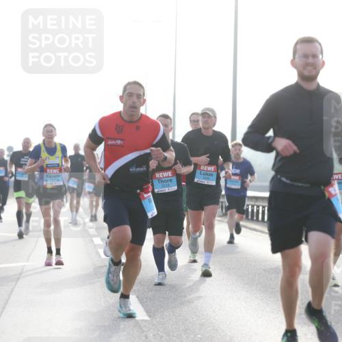 03.10.2026 - Köhlbrandbrückenlauf Jannik Wohlers http://msf.ph/oto/10704660 03.10.2026 09:15:42 Position 3 1343, 2213, 1608, 1229 meine-sportfotos.de