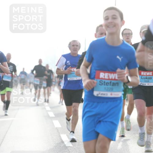 03.10.2026 - Köhlbrandbrückenlauf Jannik Wohlers http://msf.ph/oto/10704668 03.10.2026 09:15:45 Position 3 52, 1343, 1222, 1229, 1608 meine-sportfotos.de