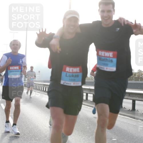 03.10.2026 - Köhlbrandbrückenlauf Jannik Wohlers http://msf.ph/oto/10704684 03.10.2026 09:15:47 Position 3 1222, 1608, 1409 meine-sportfotos.de