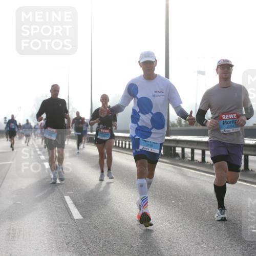 03.10.2026 - Köhlbrandbrückenlauf Jannik Wohlers http://msf.ph/oto/10704694 03.10.2026 09:15:52 Position 3 56, 2199, 2204 meine-sportfotos.de