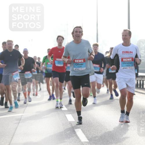 03.10.2026 - Köhlbrandbrückenlauf Jannik Wohlers http://msf.ph/oto/10704749 03.10.2026 09:16:09 Position 3 1572, 1476, 1475, 1600 meine-sportfotos.de