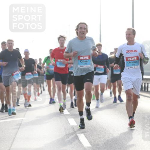 03.10.2026 - Köhlbrandbrückenlauf Jannik Wohlers http://msf.ph/oto/10704751 03.10.2026 09:16:09 Position 3 1572, 1476, 1475 meine-sportfotos.de