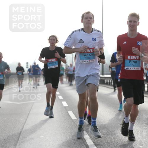 03.10.2026 - Köhlbrandbrückenlauf Jannik Wohlers http://msf.ph/oto/10704835 03.10.2026 09:16:38 Position 3 1640, 1641, 1638 meine-sportfotos.de