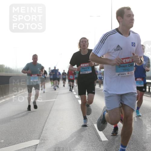 03.10.2026 - Köhlbrandbrückenlauf Jannik Wohlers http://msf.ph/oto/10704840 03.10.2026 09:16:39 Position 3 1695, 1640, 1831, 164 meine-sportfotos.de