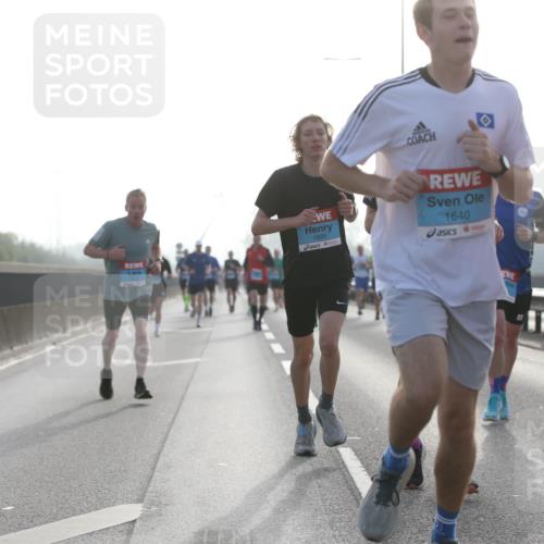 03.10.2026 - Köhlbrandbrückenlauf Jannik Wohlers http://msf.ph/oto/10704843 03.10.2026 09:16:39 Position 3 1695, 1640 meine-sportfotos.de