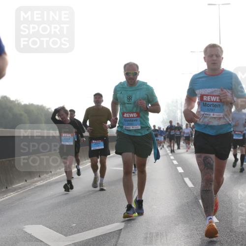 03.10.2026 - Köhlbrandbrückenlauf Jannik Wohlers http://msf.ph/oto/10705042 03.10.2026 09:17:32 Position 3 2351, 1797 meine-sportfotos.de