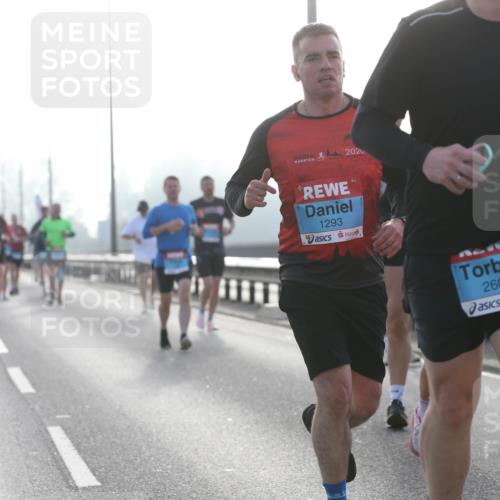 03.10.2026 - Köhlbrandbrückenlauf Jannik Wohlers http://msf.ph/oto/10705156 03.10.2026 09:17:56 Position 3 1293, 2020, 2601, 1928 meine-sportfotos.de