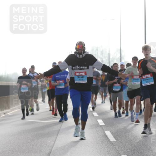 03.10.2026 - Köhlbrandbrückenlauf Jannik Wohlers http://msf.ph/oto/10705307 03.10.2026 09:18:18 Position 3 2416, 1072, 1071 meine-sportfotos.de