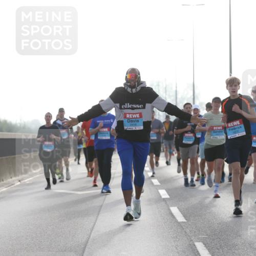 03.10.2026 - Köhlbrandbrückenlauf Jannik Wohlers http://msf.ph/oto/10705309 03.10.2026 09:18:18 Position 3 2416, 1072, 1071 meine-sportfotos.de