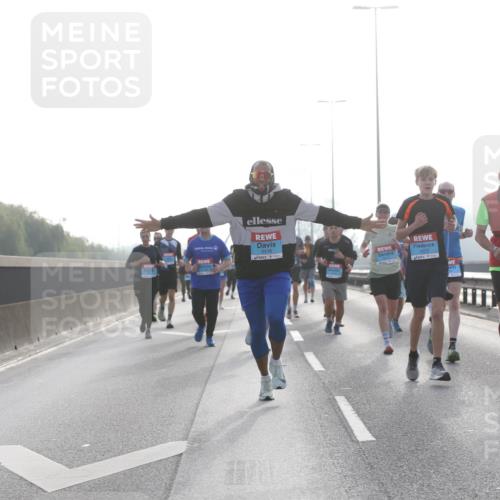 03.10.2026 - Köhlbrandbrückenlauf Jannik Wohlers http://msf.ph/oto/10705322 03.10.2026 09:18:19 Position 3 2416, 1072, 1071 meine-sportfotos.de