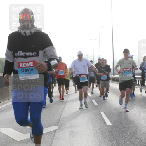 03.10.2026 - Köhlbrandbrückenlauf Jannik Wohlers http://msf.ph/oto/10705329 03.10.2026 09:18:21 Position 3 2416, 2011, 1072 meine-sportfotos.de