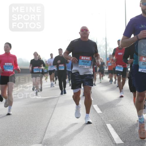 03.10.2026 - Köhlbrandbrückenlauf Jannik Wohlers http://msf.ph/oto/10705622 03.10.2026 09:19:16 Position 3 2744, 2502, 2566 meine-sportfotos.de