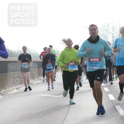 03.10.2026 - Köhlbrandbrückenlauf Jannik Wohlers http://msf.ph/oto/10705872 03.10.2026 09:19:54 Position 3 2021, 2678, 2758, 16 meine-sportfotos.de