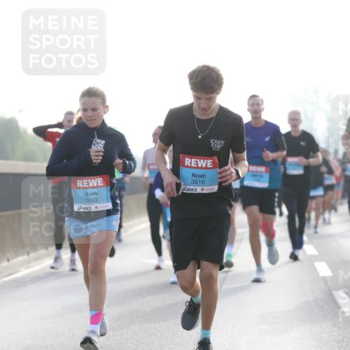 03.10.2026 - Köhlbrandbrückenlauf Jannik Wohlers http://msf.ph/oto/10705900 03.10.2026 09:20:00 Position 3 3813, 3816, 3825 meine-sportfotos.de