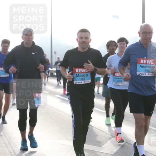 03.10.2026 - Köhlbrandbrückenlauf Jannik Wohlers http://msf.ph/oto/10706669 03.10.2026 09:23:06 Position 3 1653, 3056, 1650 meine-sportfotos.de