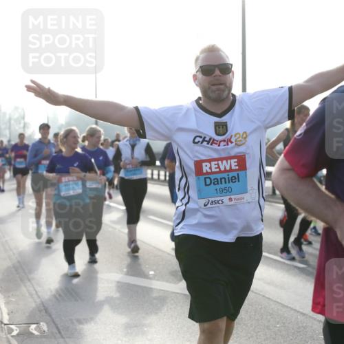 03.10.2026 - Köhlbrandbrückenlauf Jannik Wohlers http://msf.ph/oto/10707085 03.10.2026 09:24:10 Position 3 29, 1950, 11 meine-sportfotos.de
