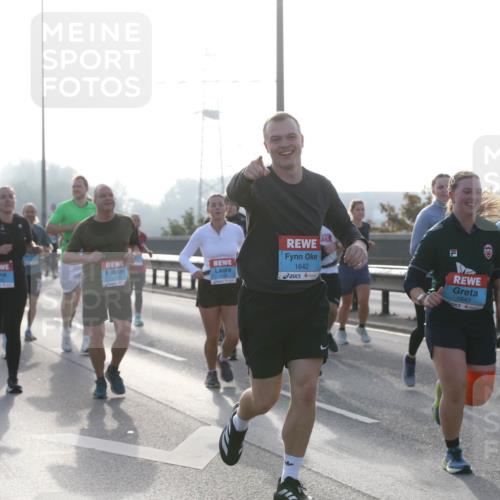 03.10.2026 - Köhlbrandbrückenlauf Jannik Wohlers http://msf.ph/oto/10707249 03.10.2026 09:24:39 Position 3 1642, 3021, 1643 meine-sportfotos.de