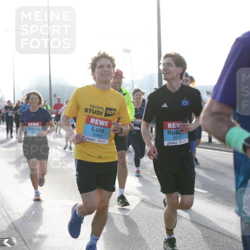 03.10.2026 - Köhlbrandbrückenlauf Jannik Wohlers http://msf.ph/oto/10707315 03.10.2026 09:24:53 Position 3 3155, 3586, 3517, 3 meine-sportfotos.de