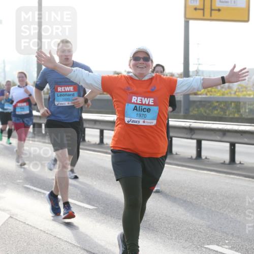 03.10.2026 - Köhlbrandbrückenlauf Jannik Wohlers http://msf.ph/oto/10707571 03.10.2026 09:25:46 Position 3 1021, 1020, 1970 meine-sportfotos.de