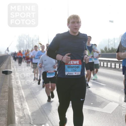 03.10.2026 - Köhlbrandbrückenlauf Jannik Wohlers http://msf.ph/oto/10707595 03.10.2026 09:25:49 Position 3 1754, 3774 meine-sportfotos.de