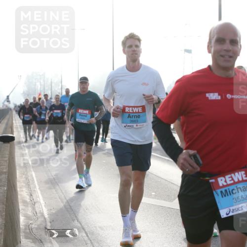 03.10.2026 - Köhlbrandbrückenlauf Jannik Wohlers http://msf.ph/oto/10708001 03.10.2026 09:27:02 Position 3 3663, 3552 meine-sportfotos.de