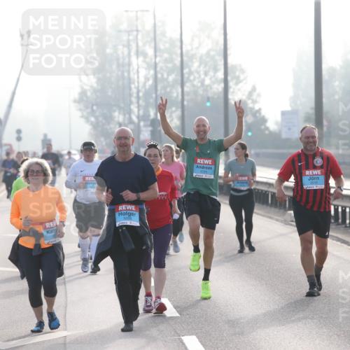 03.10.2026 - Köhlbrandbrückenlauf Jannik Wohlers http://msf.ph/oto/10708689 03.10.2026 09:30:38 Position 3 00, 3288, 1725, 3516 meine-sportfotos.de
