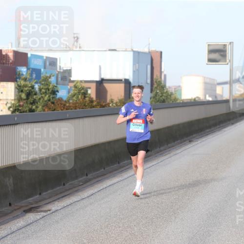 03.10.2026 - Köhlbrandbrückenlauf Jannik Wohlers http://msf.ph/oto/10709048 03.10.2026 09:36:59 Position 3 2172 meine-sportfotos.de