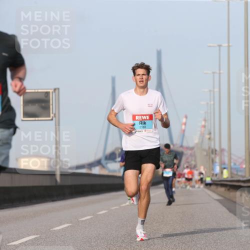03.10.2026 - Köhlbrandbrückenlauf Jannik Wohlers http://msf.ph/oto/10709297 03.10.2026 09:40:24 Position 3 10, 94, 2183 meine-sportfotos.de