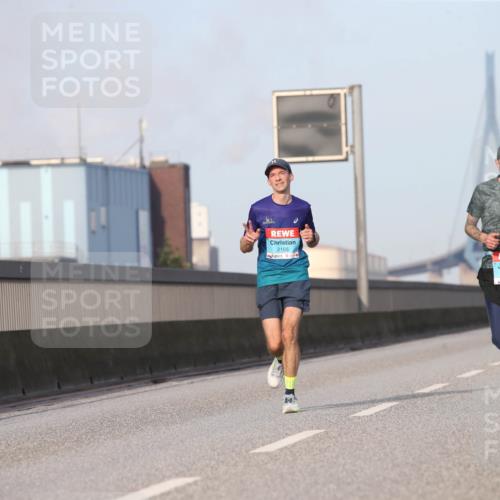 03.10.2026 - Köhlbrandbrückenlauf Jannik Wohlers http://msf.ph/oto/10709318 03.10.2026 09:40:30 Position 3 2165, 2067 meine-sportfotos.de