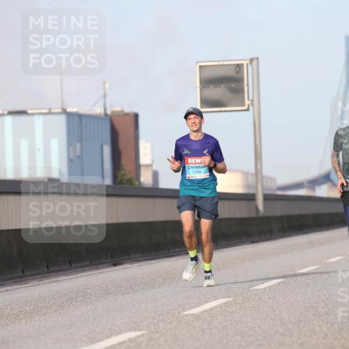 03.10.2026 - Köhlbrandbrückenlauf Jannik Wohlers http://msf.ph/oto/10709320 03.10.2026 09:40:30 Position 3 2165, 2067 meine-sportfotos.de