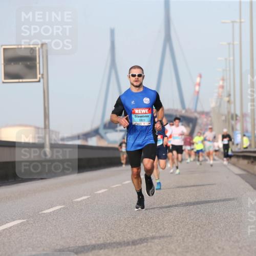03.10.2026 - Köhlbrandbrückenlauf Jannik Wohlers http://msf.ph/oto/10709350 03.10.2026 09:40:41 Position 3 1823 meine-sportfotos.de