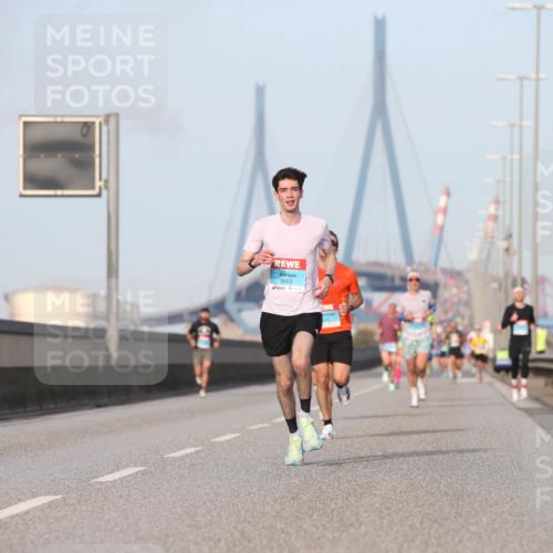 03.10.2026 - Köhlbrandbrückenlauf Jannik Wohlers http://msf.ph/oto/10709373 03.10.2026 09:40:50 Position 3 3803 meine-sportfotos.de