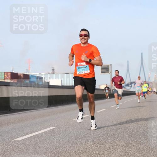 03.10.2026 - Köhlbrandbrückenlauf Jannik Wohlers http://msf.ph/oto/10709393 03.10.2026 09:40:57 Position 3 1972 meine-sportfotos.de