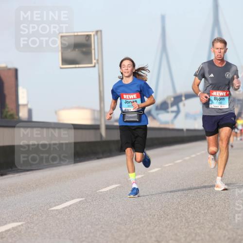 03.10.2026 - Köhlbrandbrückenlauf Jannik Wohlers http://msf.ph/oto/10709486 03.10.2026 09:41:30 Position 3 201, 227, 1142 meine-sportfotos.de