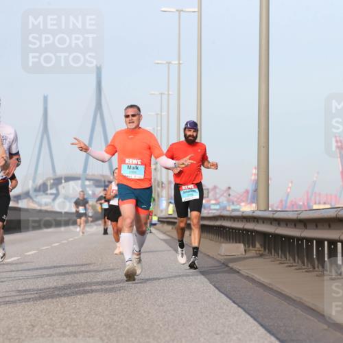 03.10.2026 - Köhlbrandbrückenlauf Jannik Wohlers http://msf.ph/oto/10709620 03.10.2026 09:42:09 Position 3 2195, 2355 meine-sportfotos.de