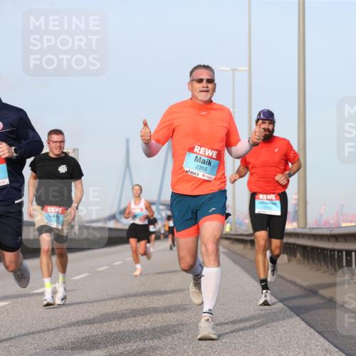 03.10.2026 - Köhlbrandbrückenlauf Jannik Wohlers http://msf.ph/oto/10709630 03.10.2026 09:42:12 Position 3 10, 5, 3779, 2355, 2155 meine-sportfotos.de