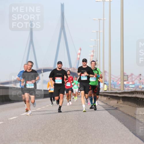 03.10.2026 - Köhlbrandbrückenlauf Jannik Wohlers http://msf.ph/oto/10709655 03.10.2026 09:42:19 Position 3 14, 3791, 3864 meine-sportfotos.de