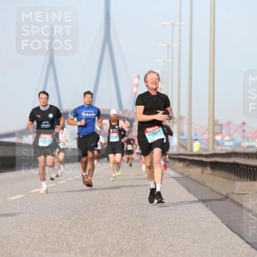 03.10.2026 - Köhlbrandbrückenlauf Jannik Wohlers http://msf.ph/oto/10709786 03.10.2026 09:42:55 Position 3 9, 2208 meine-sportfotos.de