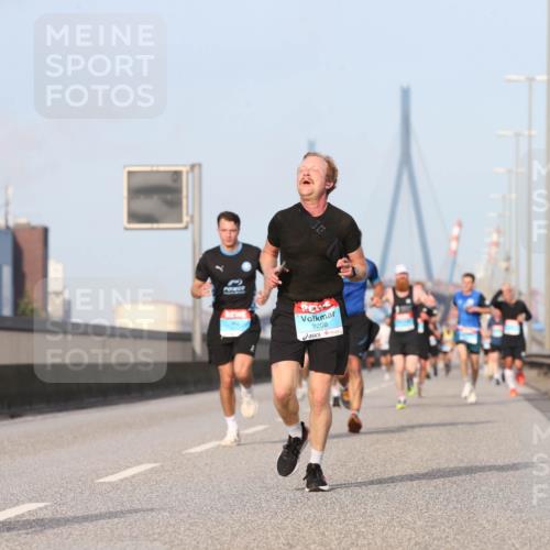 03.10.2026 - Köhlbrandbrückenlauf Jannik Wohlers http://msf.ph/oto/10709800 03.10.2026 09:42:57 Position 3 2208 meine-sportfotos.de