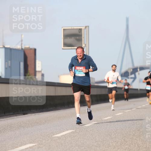 03.10.2026 - Köhlbrandbrückenlauf Jannik Wohlers http://msf.ph/oto/10709869 03.10.2026 09:43:10 Position 3 2375 meine-sportfotos.de
