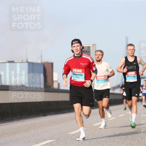 03.10.2026 - Köhlbrandbrückenlauf Jannik Wohlers http://msf.ph/oto/10710016 03.10.2026 09:43:39 Position 3 1553, 1361, 1360 meine-sportfotos.de